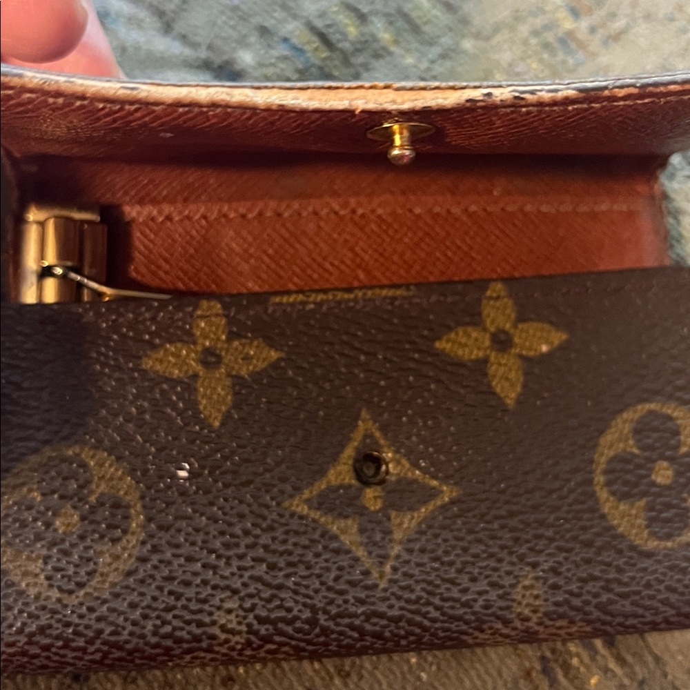 Louis Vuitton Monogram Key Holder - Picture 6 of 6